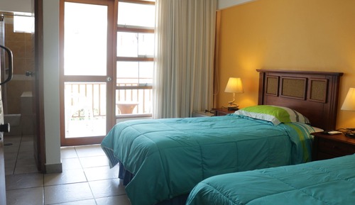 Habitación ejecutiva con 2 camas individuales, balcón