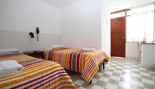 Habitación estándar con 2 camas individuales, vistas a la piscina