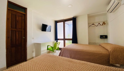 Habitación estándar doble, 2 camas de matrimonio, en la zona del patio
