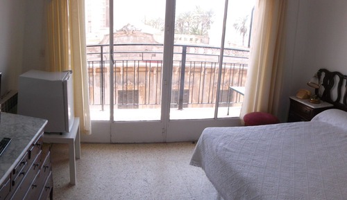 Habitación con 2 camas individuales, vistas parciales al mar