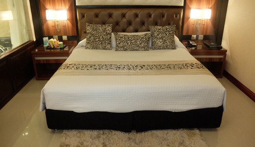 Crown Jacuzzi Suite