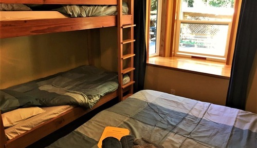 Habitación, varias camas