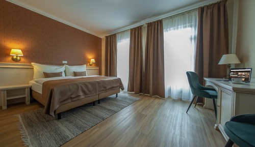Habitación superior con 1 cama doble o 2 individuales, balcón