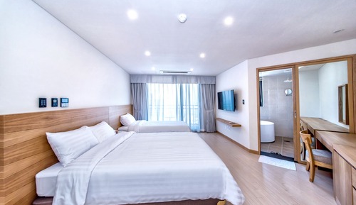 Habitación Deluxe, varias camas, bañera, vistas al puerto (Deluxe)
