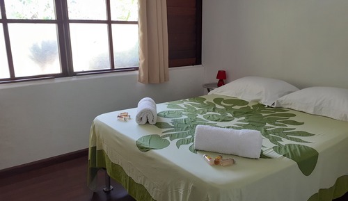 Habitación doble, baño compartido, vistas al jardín (Tiare)
