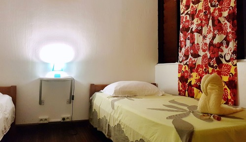 Habitación básica con 2 camas individuales, baño compartido, vistas a la montaña (Opui)