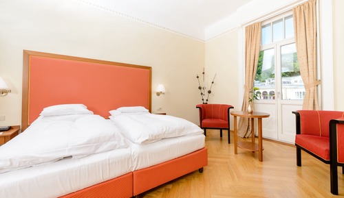 Habitación triple, vistas al parque
