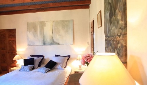 Habitación básica con 2 camas individuales, balcón, vistas al jardín