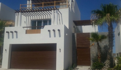 Villa familiar, 3 habitaciones, piscina privada, vistas parciales al mar