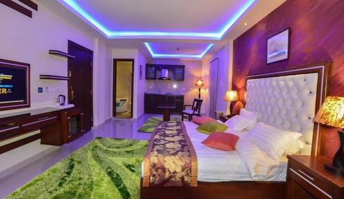 Deluxe Suite with Spa Bath