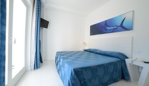 Habitación clásica con 1 cama doble o 2 individuales, balcón, vistas parciales al mar