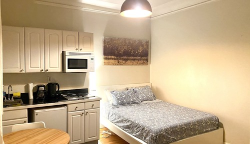 Estudio clásico, 1 cama de matrimonio, cocina básica