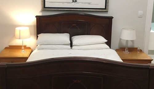 Room 2 Queen