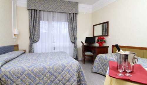 Habitación triple estándar, balcón
