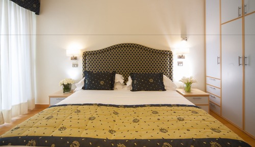 Habitación clásica con 1 cama doble o 2 individuales, vistas parciales al mar