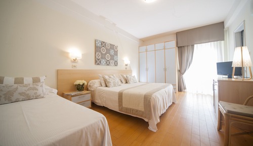Habitación cuádruple Confort, vistas parciales al mar