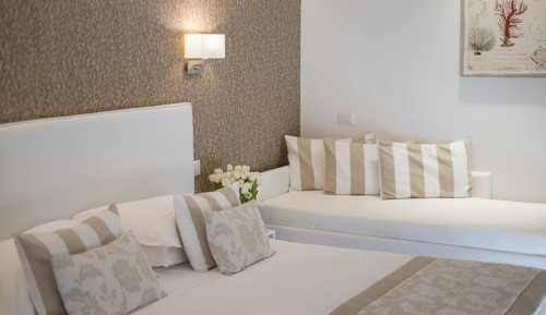 Habitación cuádruple Deluxe, vistas parciales al mar