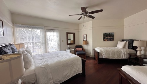 Habitación, varias camas, balcón