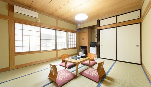 New Building Japanese Traditional Room with Bathroom for 1-4 Guests (Check-in from 15:00 to 22:00)