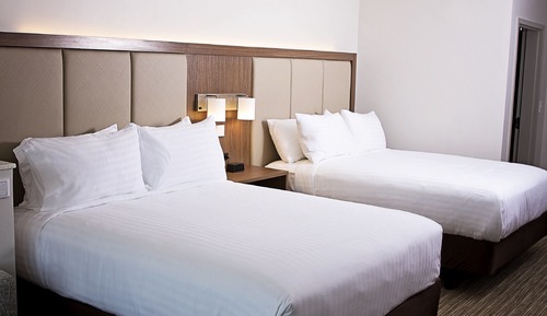 Suite, 2 camas de matrimonio, accesible para personas con discapacidad (Comm Mobil Tran Shwr)