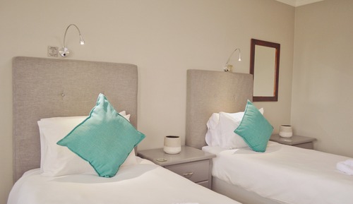 Habitación básica con 2 camas individuales