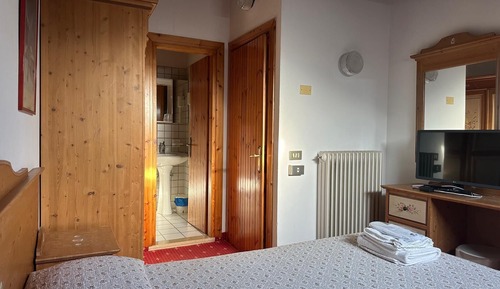 Ático económico, 1 cama doble o 2 individuales, vistas a la montaña