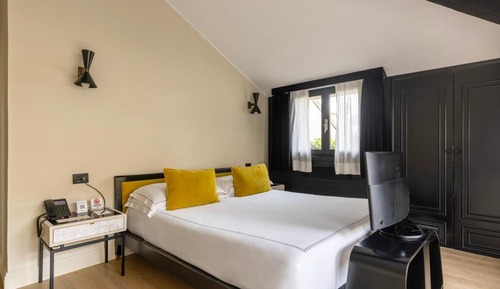 Habitación superior, balcón, vistas a la ciudad