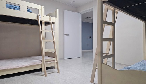 Dormitorio compartido, solo para hombres, no fumadores