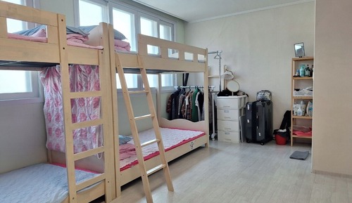 Dormitorio compartido, solo para mujeres, no fumadores