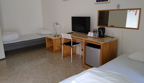 Habitación básica con 2 camas individuales
