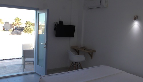 Habitación con 1 cama doble o 2 individuales, vistas a la piscina