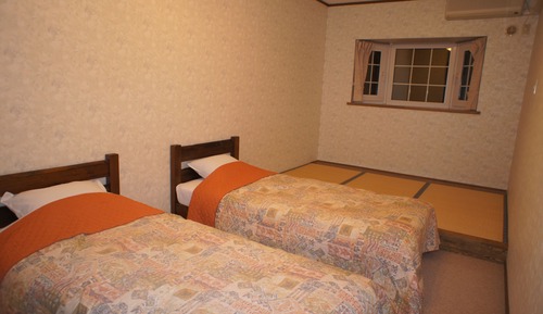Habitación Deluxe con 2 camas individuales (with Japanese Futon)