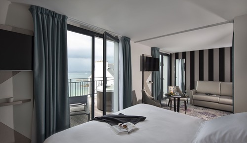 Suite, bañera de hidromasaje, vistas al mar