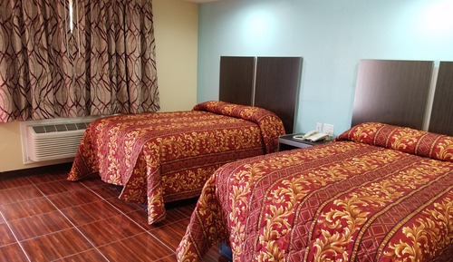 Habitación básica, varias camas