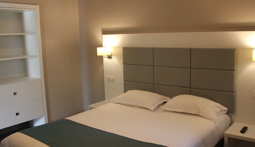 Suite junior, accesible para personas con discapacidad (Parking side, view train tracks)