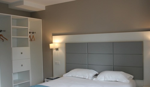 Habitación doble, accesible para personas con discapacidad (Parking side, view train tracks)