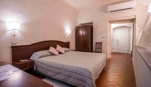 Habitación económica con 1 cama doble o 2 individuales, acceso a la piscina