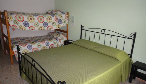 Habitación cuádruple familiar, varias camas, vistas a la ciudad