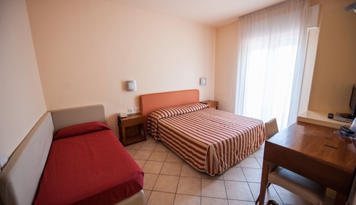 Habitación triple superior, balcón