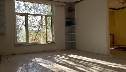Dormitorio compartido tradicional, varias camas, accesible para personas con discapacidad, patio