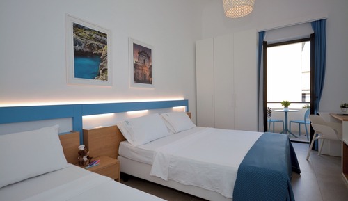 Habitación triple, balcón, vistas parciales al mar