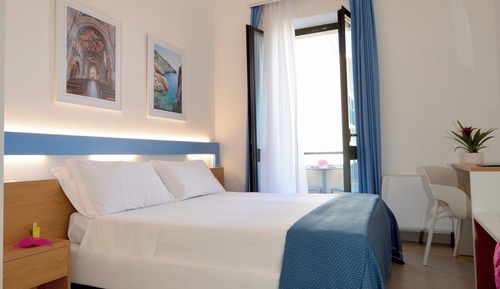Habitación doble, balcón, vistas parciales al mar
