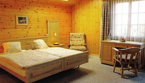 Habitación con 2 camas individuales, balcón, vistas a la montaña