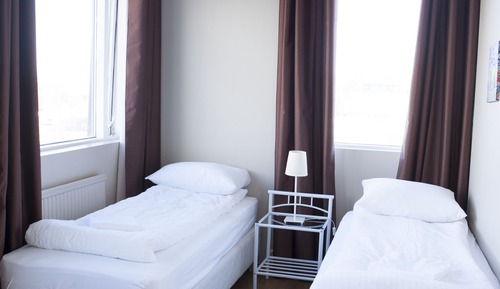 Habitación estándar con 1 cama doble o 2 individuales, baño compartido