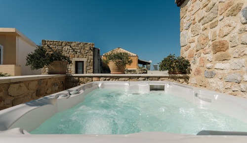 Habitación cuádruple, bañera de hidromasaje, vistas parciales al mar