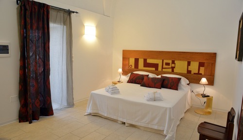 Habitación junior con 1 cama doble o 2 individuales, patio, vistas a la piscina
