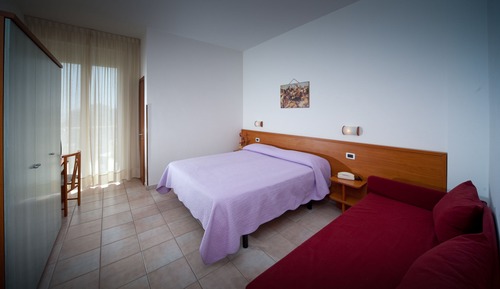 Habitación triple, vistas al mar