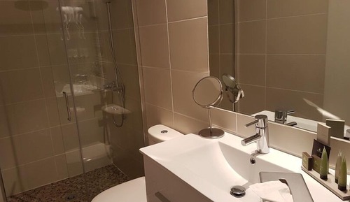 Habitación con 2 camas individuales, baño privado, vistas al mar