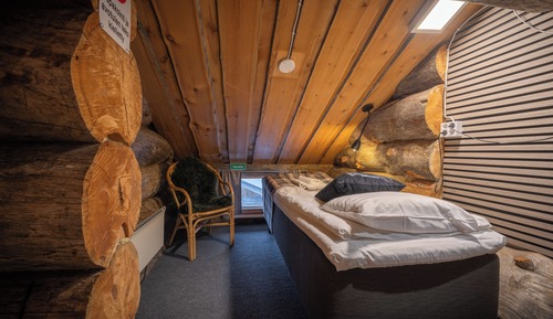 Habitación básica con 1 cama doble o 2 individuales, baño compartido