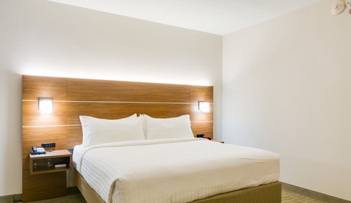 Habitación estándar, 1 cama de matrimonio grande (Communication, Roll-In Shower)